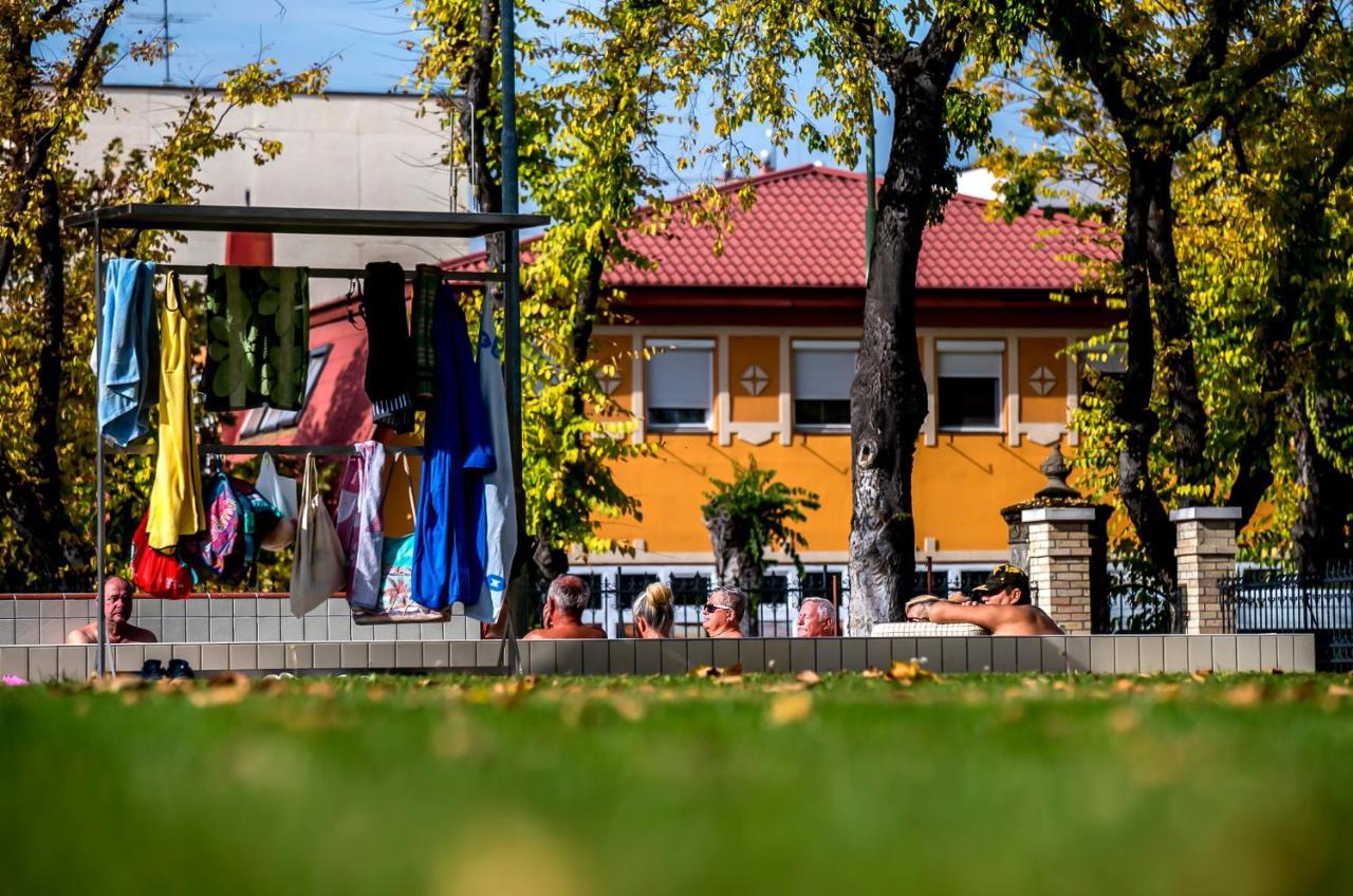 Cvse Clubhaz Es Panzio Bed and Breakfast Cegléd Exteriör bild