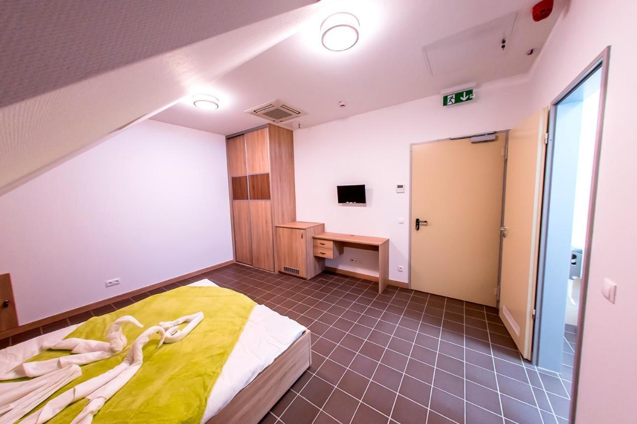 Cvse Clubhaz Es Panzio Bed and Breakfast Cegléd Exteriör bild