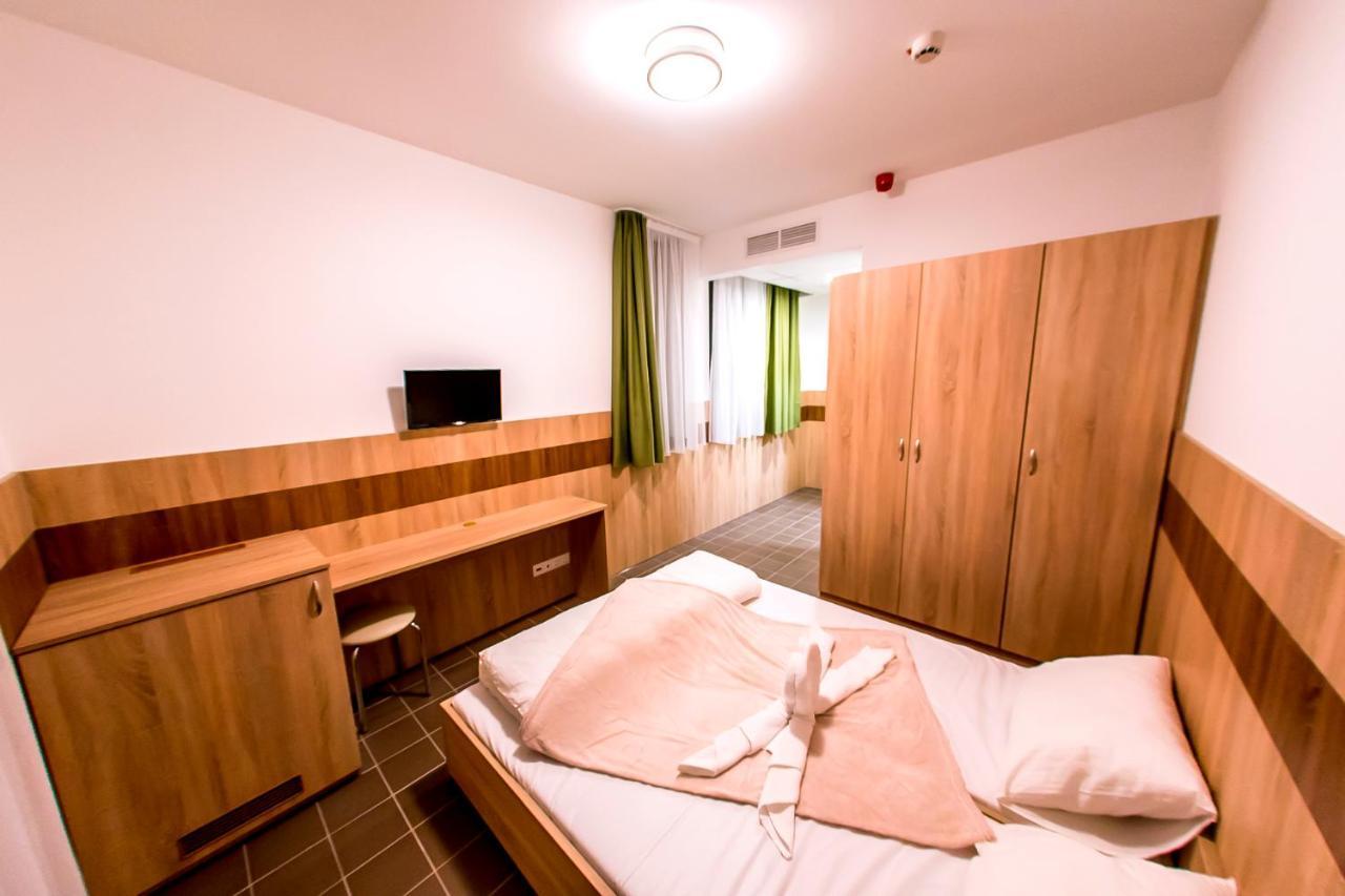 Cvse Clubhaz Es Panzio Bed and Breakfast Cegléd Exteriör bild